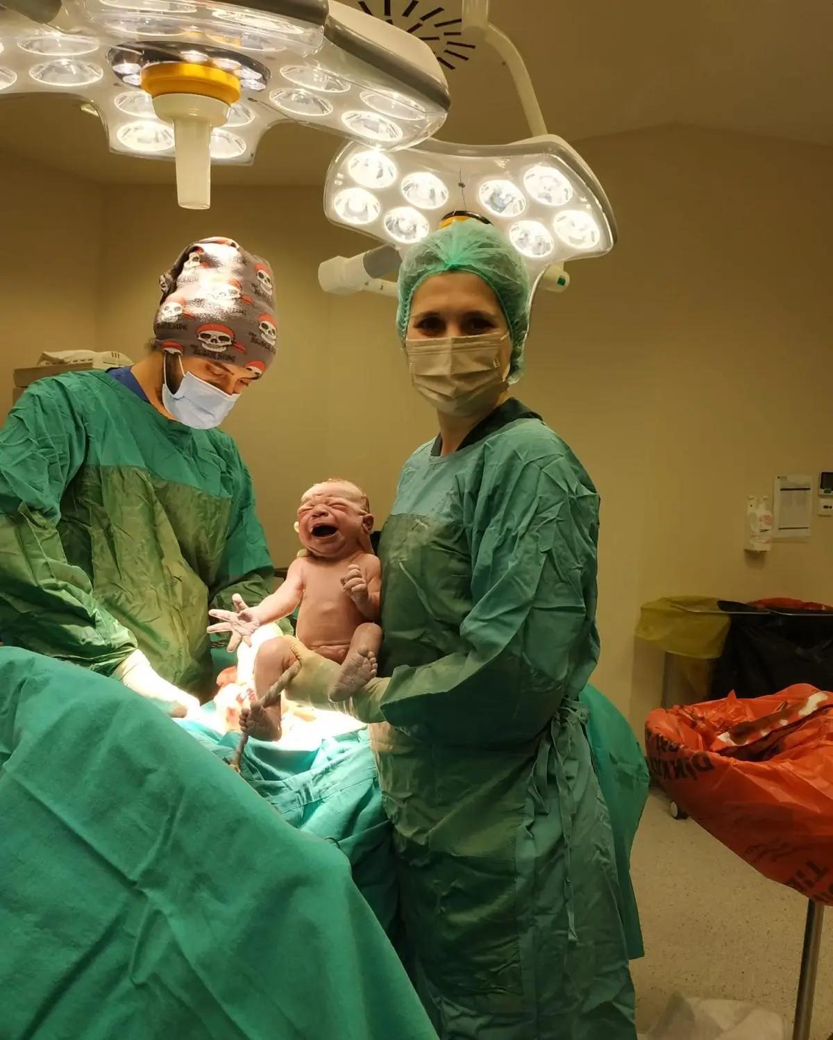 Yeni doğan her bebek, bir mucizedir. Anneler ve bebekleri için en iyi bakımı sağlamak, kliniğimizin önceliğidir.